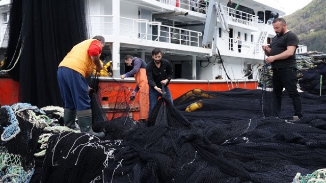 Karadenizli balıkçılar av sezonunu kapattı, ağlarını bakıma aldı 7
