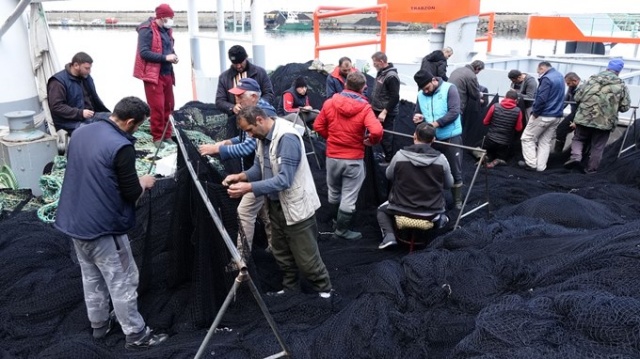 Karadenizli balıkçılar av sezonunu kapattı, ağlarını bakıma aldı 12