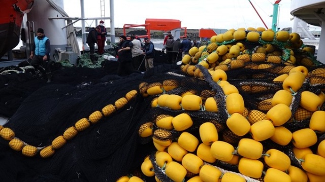 Karadenizli balıkçılar av sezonunu kapattı, ağlarını bakıma aldı 3