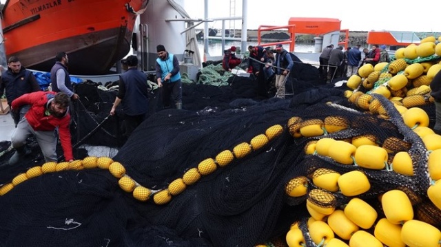Karadenizli balıkçılar av sezonunu kapattı, ağlarını bakıma aldı 13
