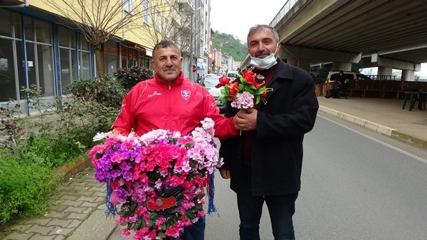 Trabzon'da muhtar adayından ilginç yöntem! 21 bin TL’lik çiçek dağıttı, seçimi yine kaybetti 10