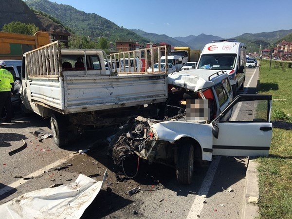 Trabzon'da zincirleme kaza! 4 Araç birbirine girdi 1 kişi hayatını kaybetti 5