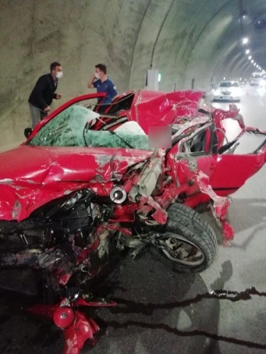 Trabzon’da tıra çarpan otomobil hurdaya döndü 4