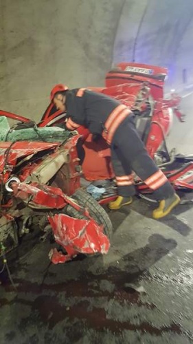 Trabzon’da tıra çarpan otomobil hurdaya döndü 7