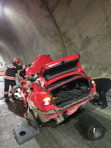 Trabzon’da tıra çarpan otomobil hurdaya döndü 5