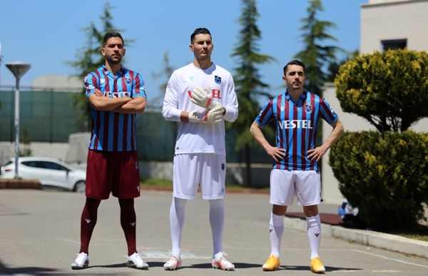 Trabzonspor'da futbolcular formaları giydi 27