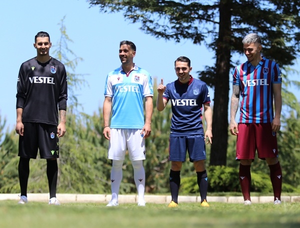 Trabzonspor'da futbolcular formaları giydi 25