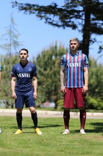 Trabzonspor'da futbolcular formaları giydi 21