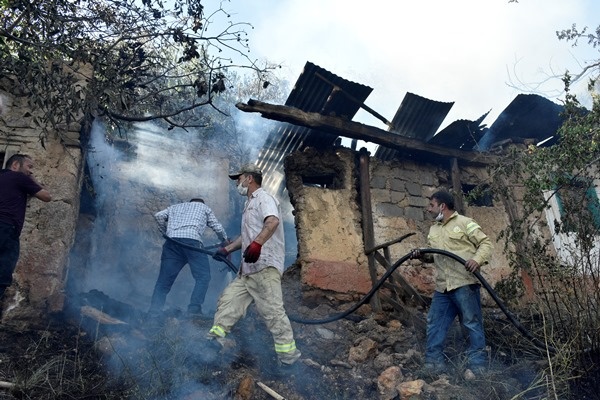Gümüşhane’de yangın! 3 hektarlık alan 4 ev küle döndü 12