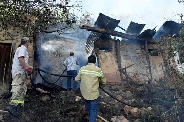 Gümüşhane’de yangın! 3 hektarlık alan 4 ev küle döndü 11