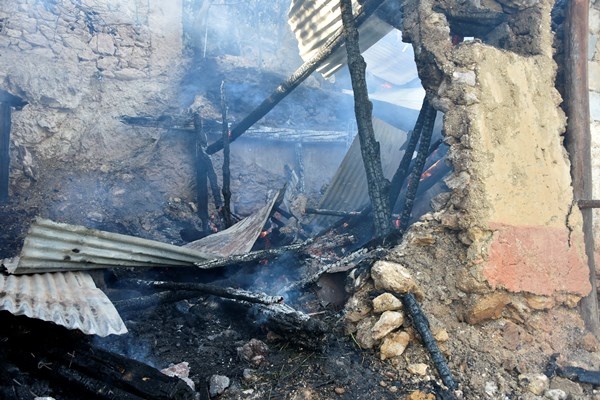Gümüşhane’de yangın! 3 hektarlık alan 4 ev küle döndü 4