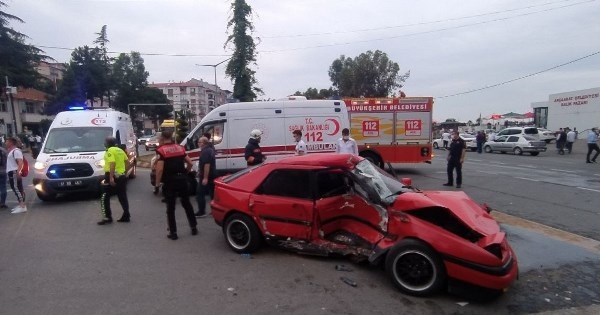 Trabzon'da tırın çarptığı spor otomobil hurdaya döndü: 1 yaralı 2