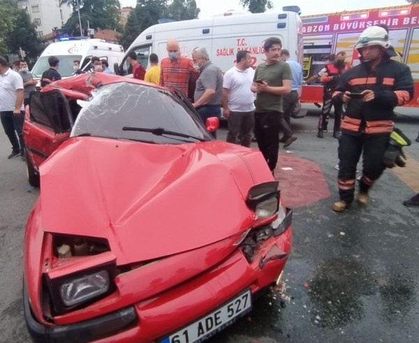 Trabzon'da tırın çarptığı spor otomobil hurdaya döndü: 1 yaralı 6