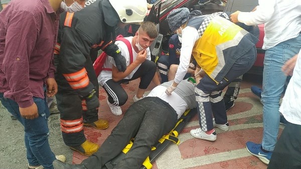 Trabzon'da tırın çarptığı spor otomobil hurdaya döndü: 1 yaralı 5