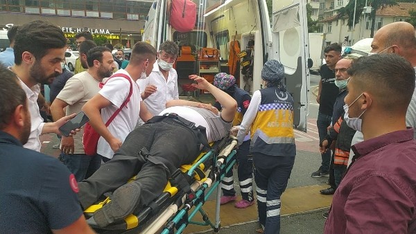 Trabzon'da tırın çarptığı spor otomobil hurdaya döndü: 1 yaralı 4