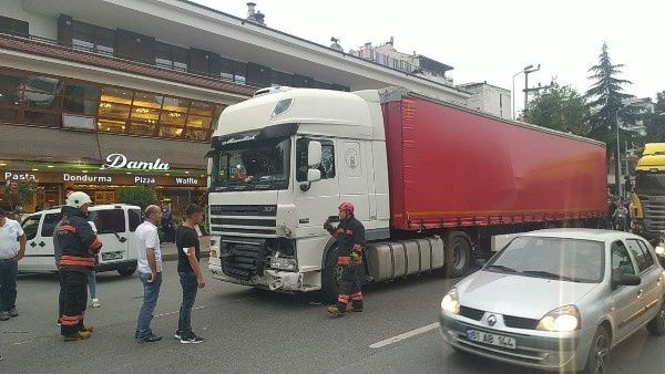 Trabzon'da tırın çarptığı spor otomobil hurdaya döndü: 1 yaralı 3