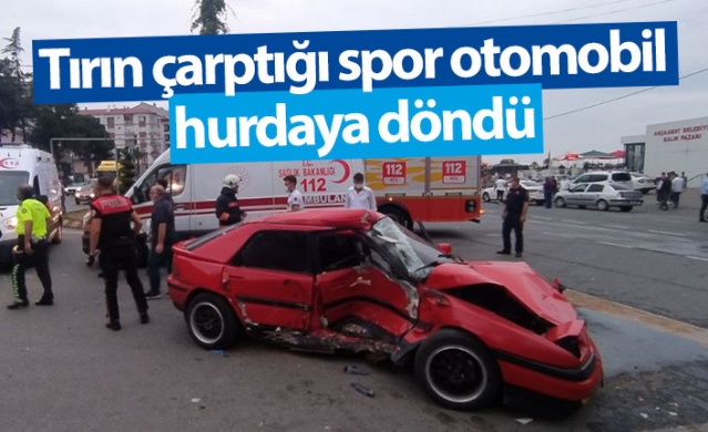 Trabzon'da tırın çarptığı spor otomobil hurdaya döndü: 1 yaralı 1