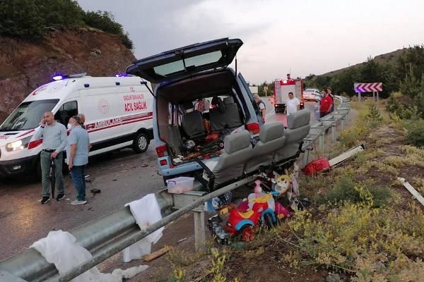 Tırın kayan dorsesi Trabzon plakalı minibüse çarptı 5