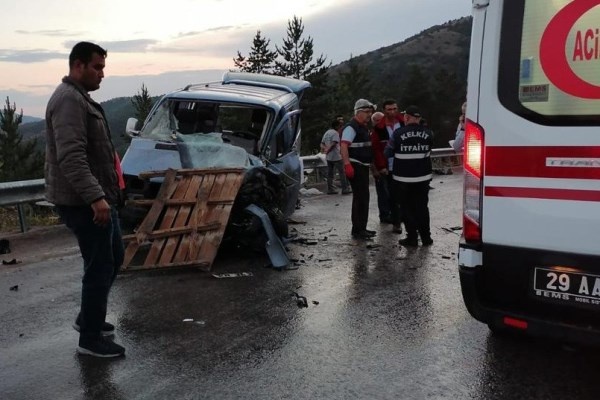 Tırın kayan dorsesi Trabzon plakalı minibüse çarptı 3