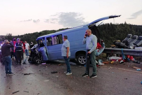Tırın kayan dorsesi Trabzon plakalı minibüse çarptı 2