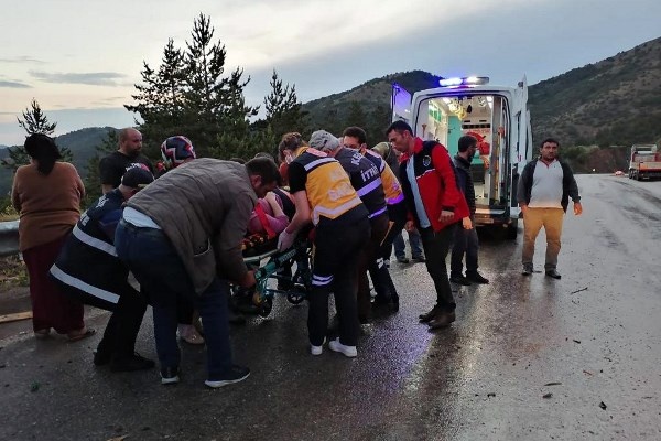 Tırın kayan dorsesi Trabzon plakalı minibüse çarptı 7