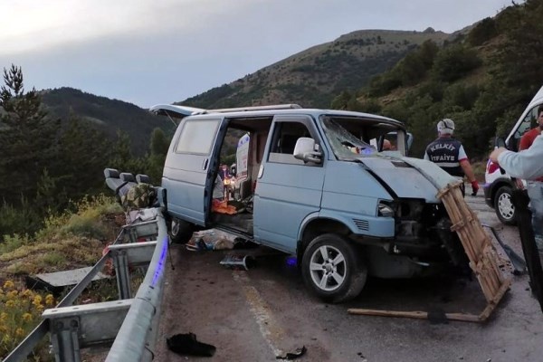 Tırın kayan dorsesi Trabzon plakalı minibüse çarptı 4