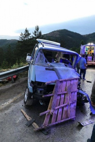 Tırın kayan dorsesi Trabzon plakalı minibüse çarptı 6