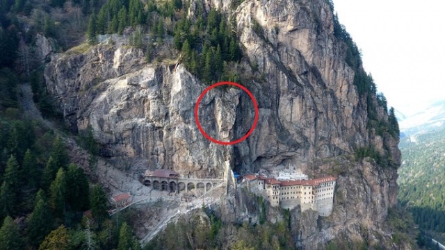 Sümela Manastırı'nı tehdit eden 360 tonluk kayaya çelik kazıklı önlem 2