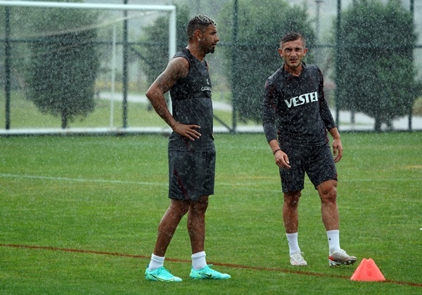 Trabzonspor yağmur altında çalıştı 17