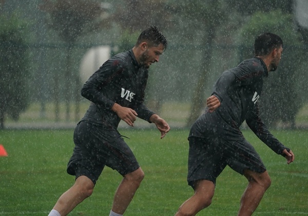 Trabzonspor yağmur altında çalıştı 30