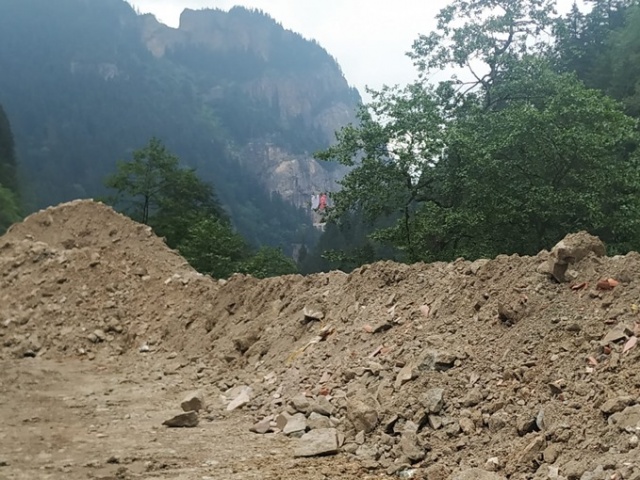 Trabzon'da restorasyonunda dereye dökülen inşaat atıklarına tepki 2