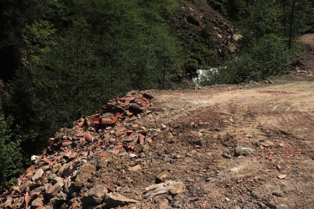 Trabzon'da restorasyonunda dereye dökülen inşaat atıklarına tepki 7