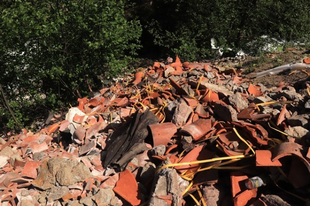 Trabzon'da restorasyonunda dereye dökülen inşaat atıklarına tepki 9