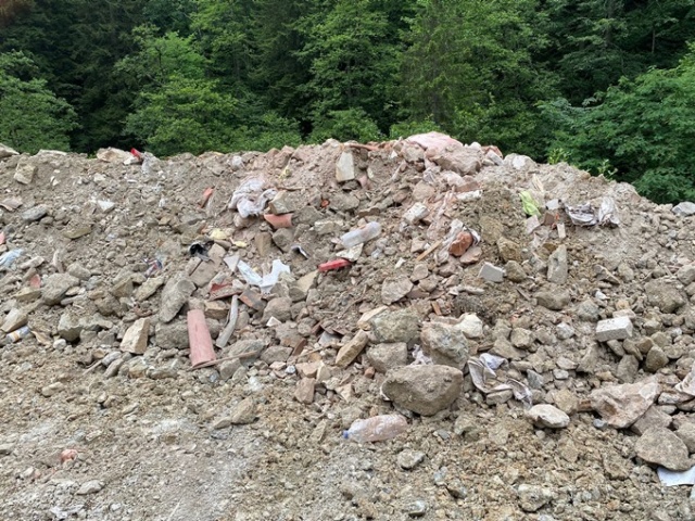 Trabzon'da restorasyonunda dereye dökülen inşaat atıklarına tepki 10
