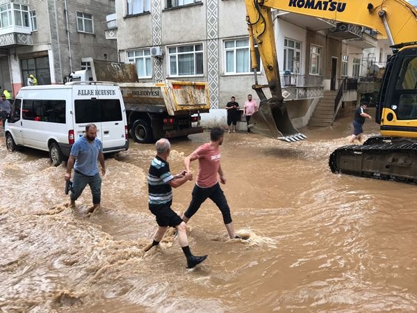 Arhavi'de sağanağın ardından iki mahalleyi su bastı 29