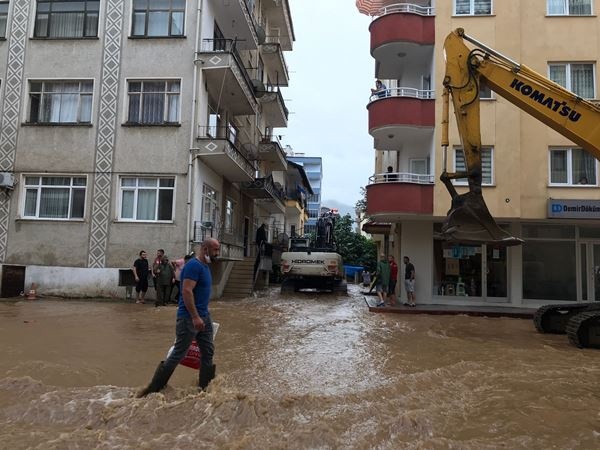 Arhavi'de sağanağın ardından iki mahalleyi su bastı 22