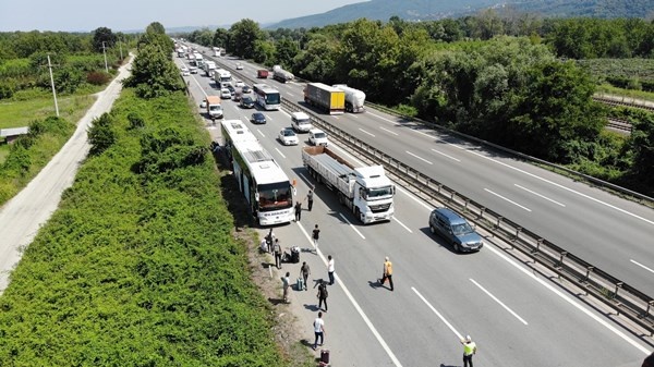 Trabzon plakalı otobüse arkadan çarptı! Yaralılar var 6