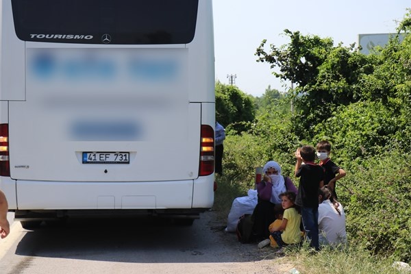 Trabzon plakalı otobüse arkadan çarptı! Yaralılar var 11