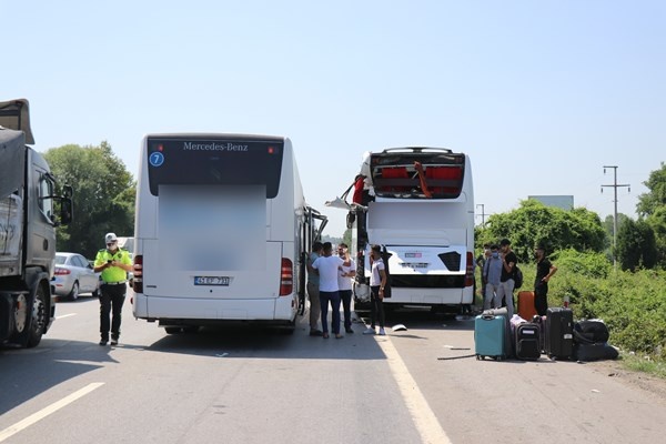 Trabzon plakalı otobüse arkadan çarptı! Yaralılar var 2
