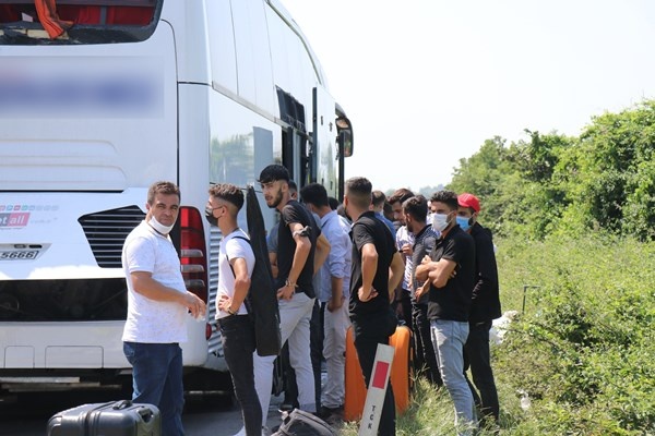 Trabzon plakalı otobüse arkadan çarptı! Yaralılar var 5