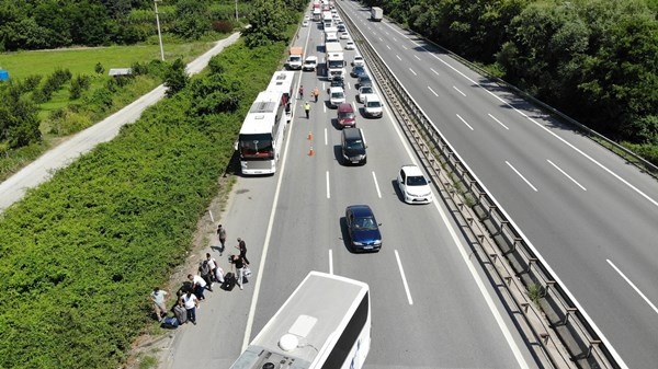 Trabzon plakalı otobüse arkadan çarptı! Yaralılar var 7