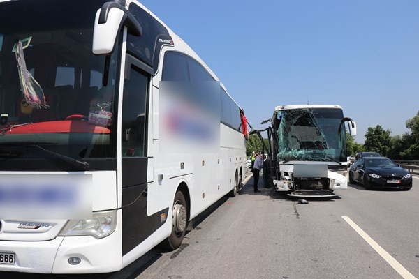 Trabzon plakalı otobüse arkadan çarptı! Yaralılar var 9