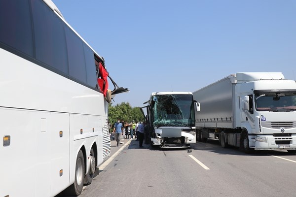 Trabzon plakalı otobüse arkadan çarptı! Yaralılar var 8
