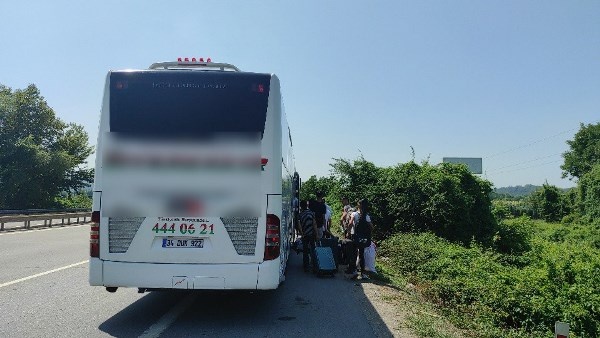 Trabzon plakalı otobüse arkadan çarptı! Yaralılar var 3