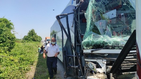 Trabzon plakalı otobüse arkadan çarptı! Yaralılar var 4