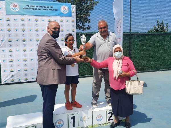 Trabzon'da tenis turnuvası nefes kesti 3