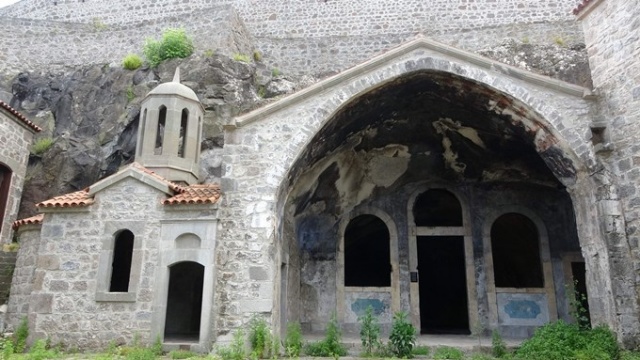 Trabzon'da tarihi manastırın açılışına otopark engeli. 3