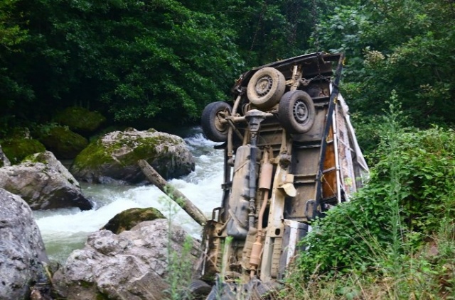Trabzon'da kaza! Meyve yüklü kamyonet dereye yuvarlandı 3