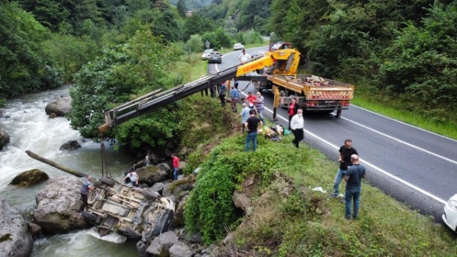 Trabzon'da kaza! Meyve yüklü kamyonet dereye yuvarlandı 2
