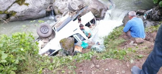 Trabzon'da kaza! Meyve yüklü kamyonet dereye yuvarlandı 8